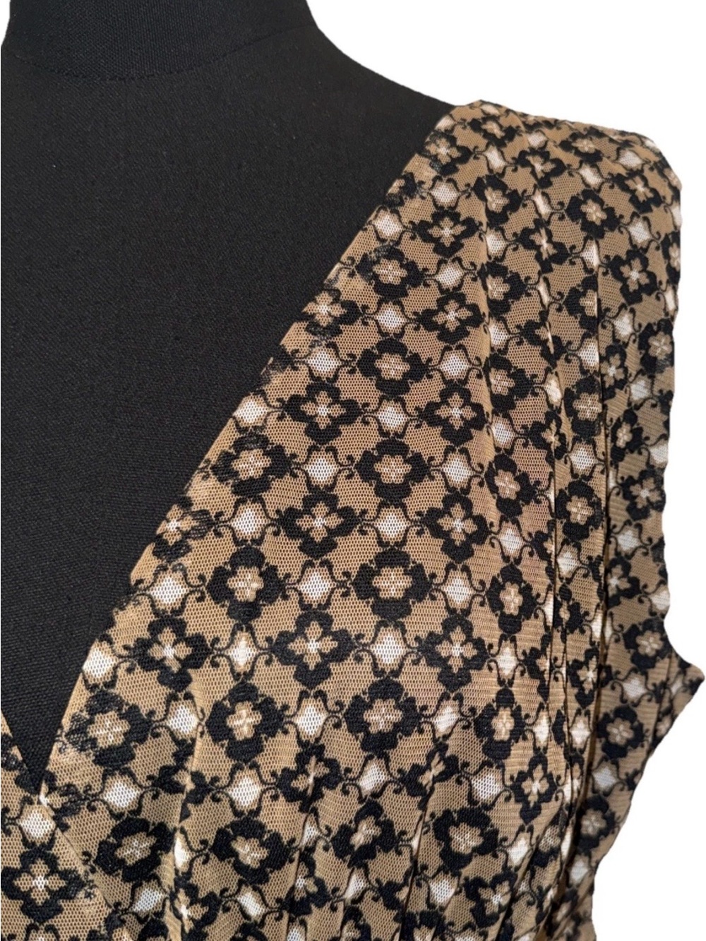 Ava & Grace Women's Sleeveless Beige/Black/White Printed V-Neck Blouse, Large - Picture 5 of 15